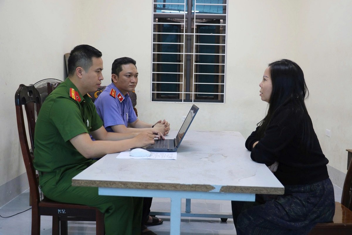 Công an Nghệ An lấy lời khai đối tượng Võ Thị Hằng về hành vi tham gia vụ ném chất bẩn vào cửa hàng quần áo. Ảnh: Công an Nghệ An