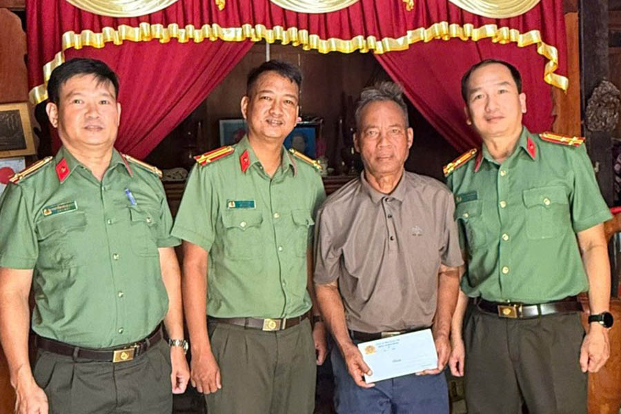 Đoàn công tác Công an tỉnh Quảng Trị đã thăm hỏi sức khỏe, đời sống của bà con dân tộc thiểu số tại các xã La Lay, Tà Rụt, Đakrông, tỉnh Quảng Trị. Ảnh: Công an Quảng Trị