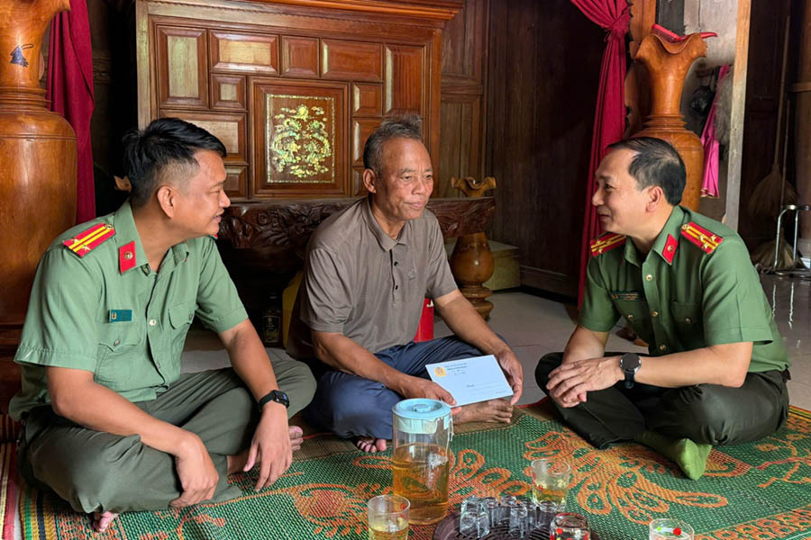 Thăm hỏi sức khỏe, đời sống của bà con đồng bào Pa Cô, Vân Kiều