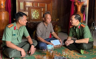 Thăm hỏi sức khỏe, đời sống của bà con đồng bào Pa Cô, Vân Kiều
