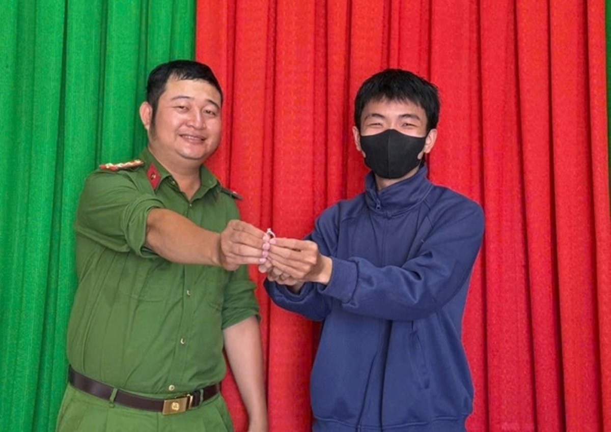 Phu Thuy Ward Police quickly verified and found the diamond ring that people dropped at the supermarket. Photo: Police