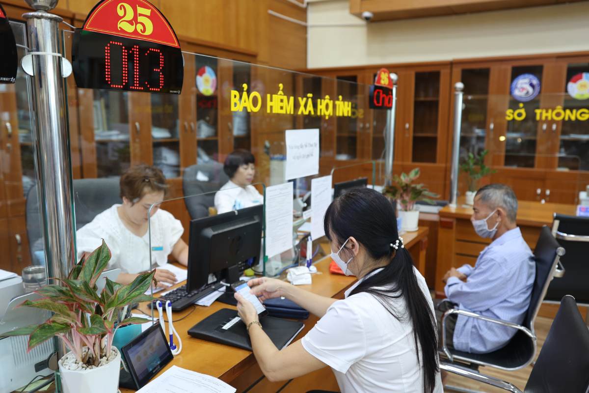 The proposal is that employees who quit their jobs will still be able to participate in supplementary pension insurance. Photo: Hai Nguyen