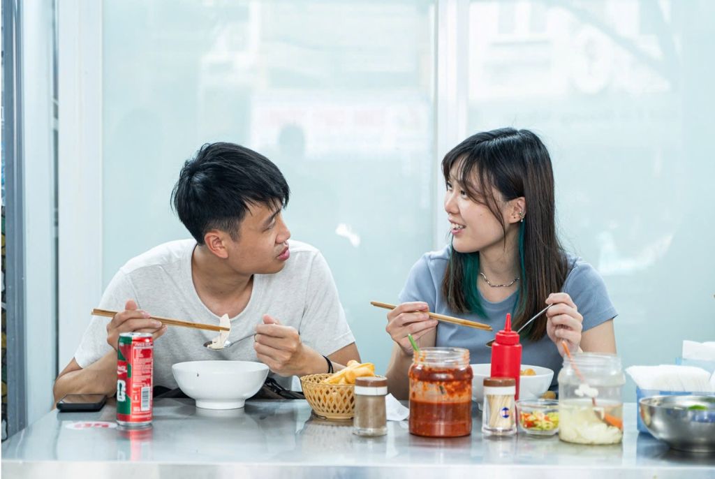 Lần đầu tiên thưởng thức phở tại Việt Nam, cả hai không giấu được sự háo hức. Ảnh: Ngọc Hà