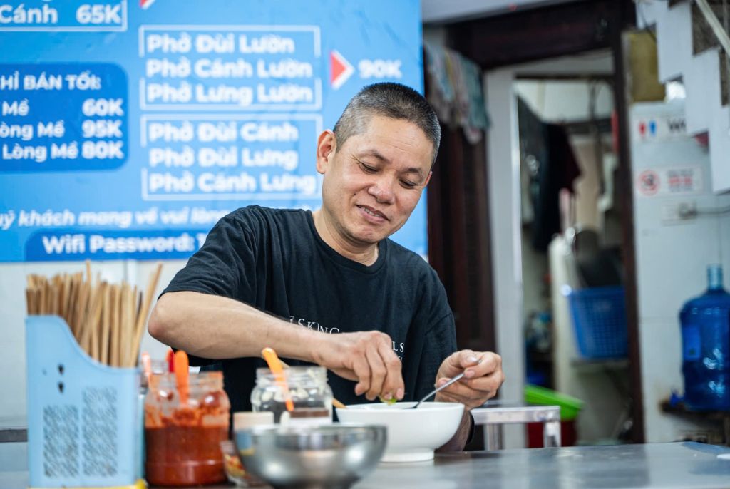 Khi ăn, ông Luận luôn lựa chọn phở nước, phần thịt lườn. Ảnh: Ngọc Hà