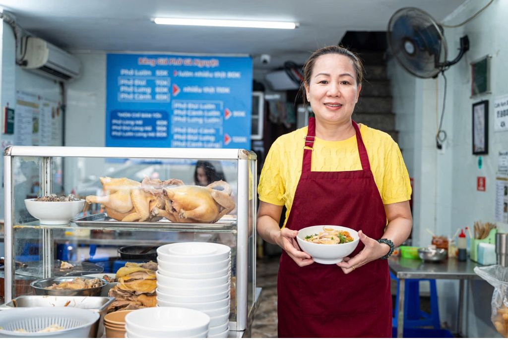 응우엣 여사 - 식당 주인은 손님들로부터 높은 평가를 받은 요리에 자부심을 느낍니다. 사진: 응옥하