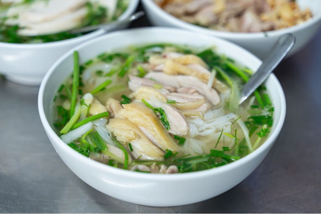 Phở ở quán bà Nguyệt được đánh giá có vị ngọt thanh, thịt gà chắc. Ảnh: Ngọc Hà