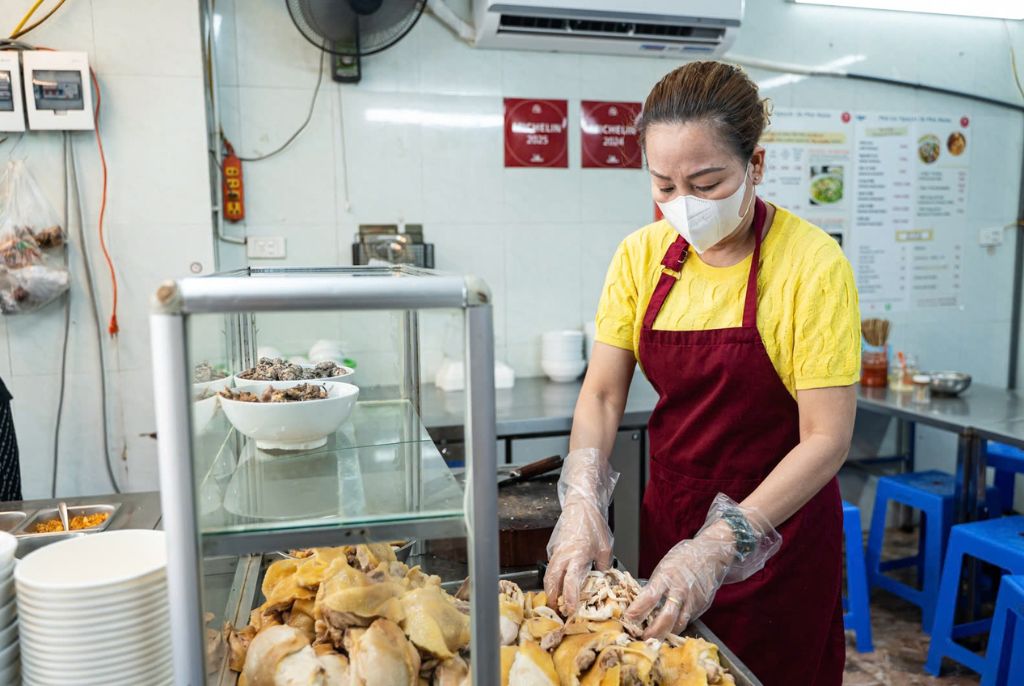 Chủ quán luôn lựa chọn nguyên liệu cẩn thận để chế biến. Ảnh: Ngọc Hà