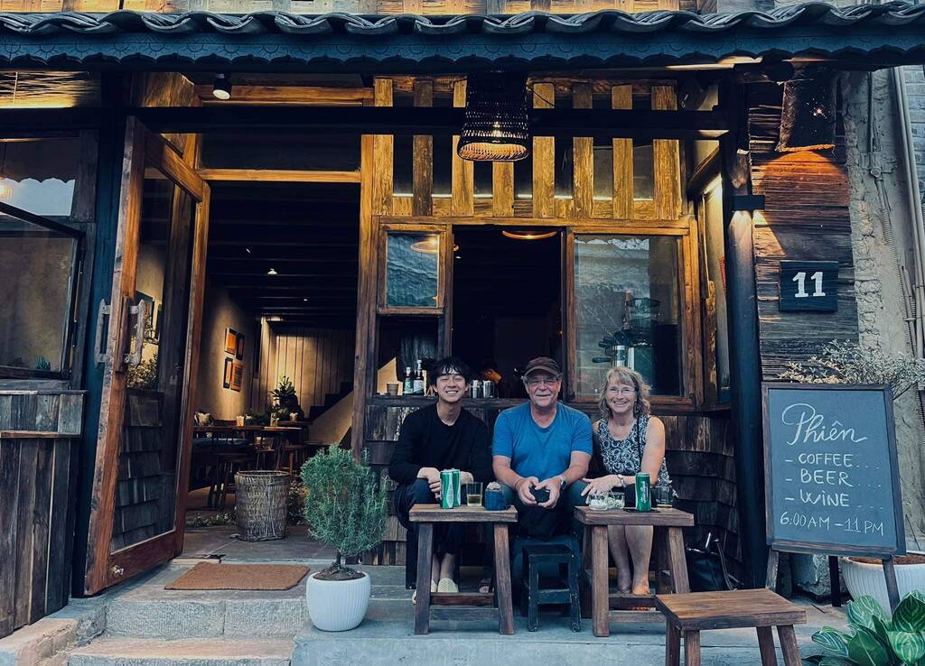 Cafes and restaurants play music for customers in business spaces, music becomes a part of commercial services, so copyright fees must still be paid. Photo: Hoang Doan