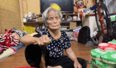 Esta mujer de 80 años mantiene su trabajo de fabricar tambores y tictac en Hue. Foto de : Hong Quan