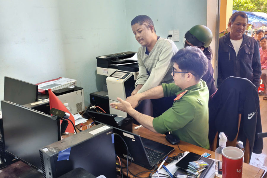 Công an xã Đak Sơmei tổ chức thu nhận hồ sơ cấp căn cước và kích hoạt tài khoản định danh điện tử. Ảnh: Công an Gia Lai