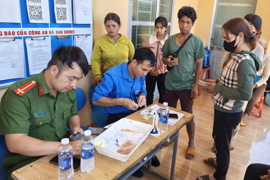 Công an xã đẩy nhanh cấp căn cước, kích hoạt VNeID