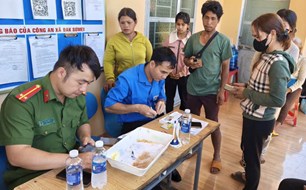 Công an xã đẩy nhanh cấp căn cước, kích hoạt VNeID