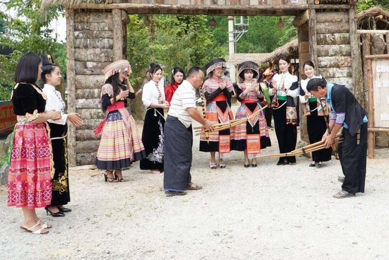 Du khách trải nghiệm chợ phiên Pha Đin và giao lưu văn nghệ. Ảnh: Văn Thiệu