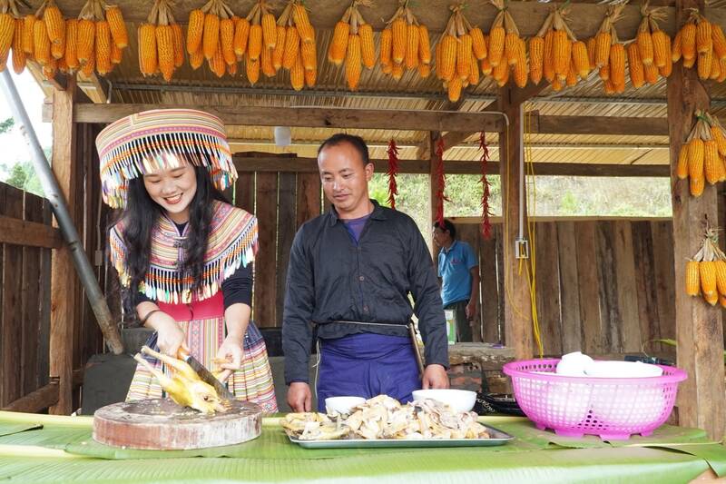 Trải nghiệm ẩm thực và mua nông sản tại chợ phiên Pha Đin. Ảnh: Văn Thiệu
