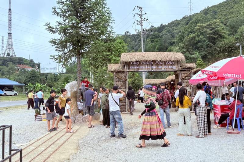 山岳地帯の文化の色が、ソンラ省ビントゥアンコミューンのファディン定期市に集まります。写真:ヴァン・ティエウ