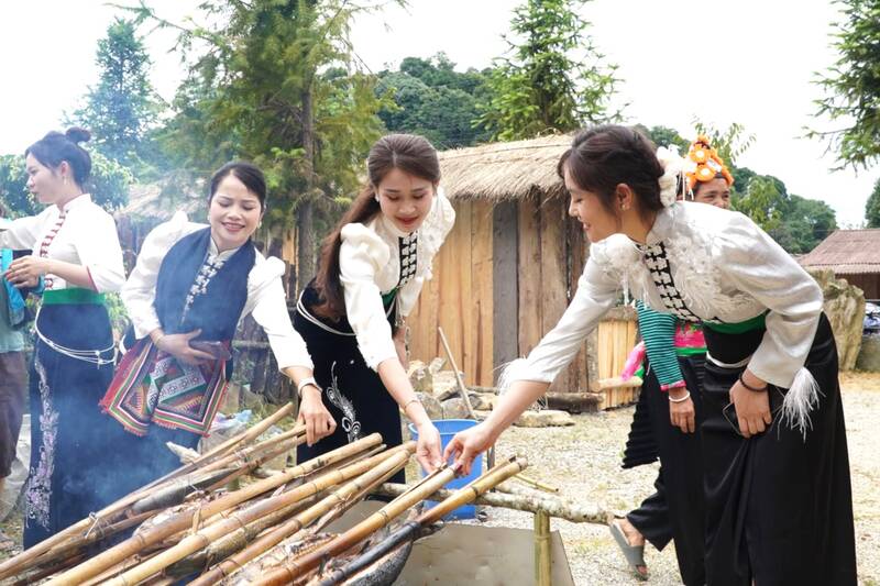 Tham quan gian hàng thổ cẩm và trải nghiệm nướng cá. Ảnh: Văn Thiệu