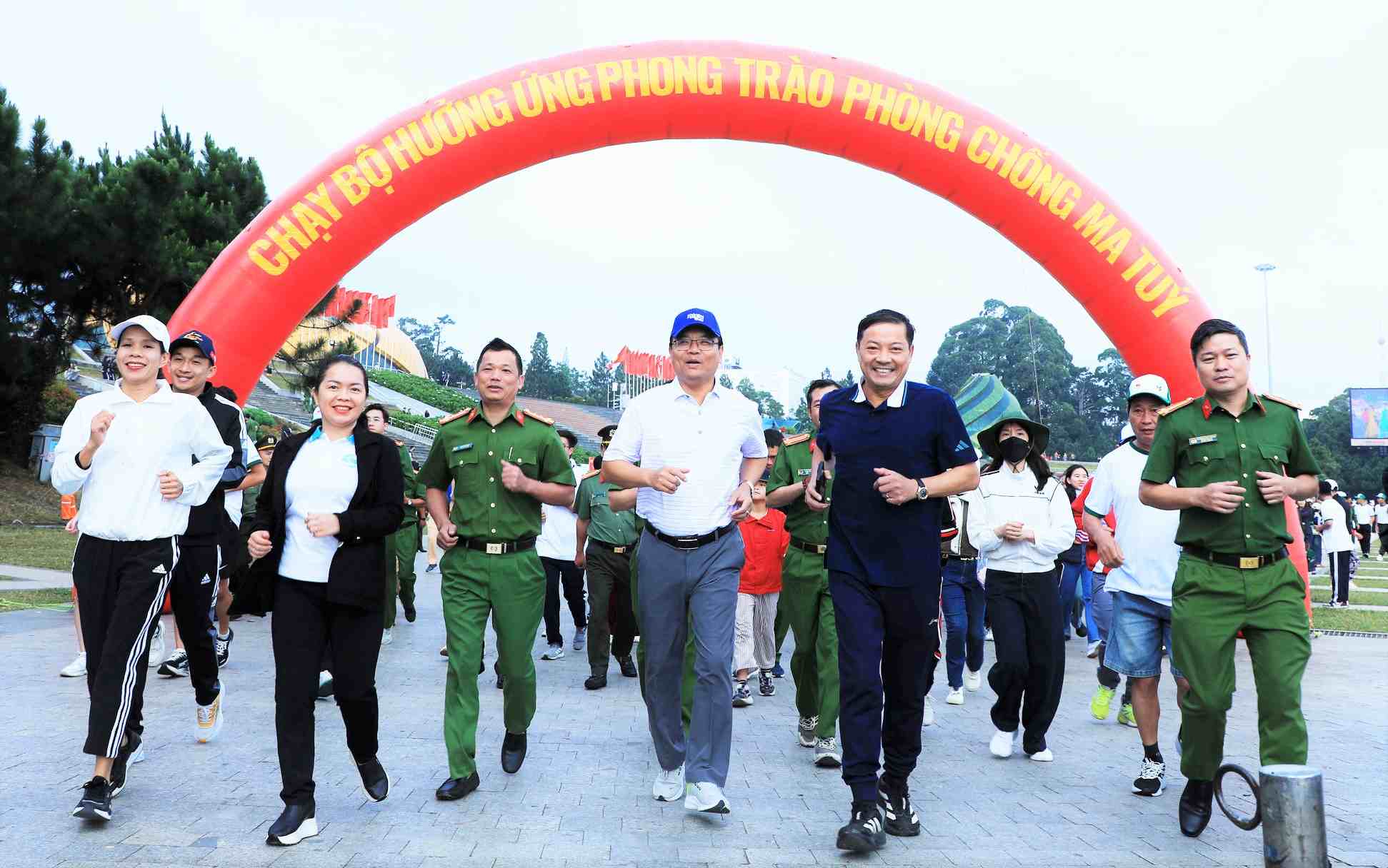 Lãnh đạo tỉnh Lâm Đồng tham gia chạy bộ hưởng ứng tháng Tháng hành động phòng chống ma túy. Ảnh: Phước Lê 