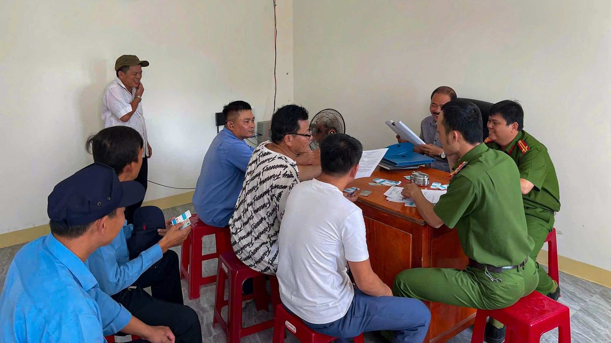 Công an xã Bình Sơn triển khai đợt rà soát, sàng lọc nhằm kịp thời phát hiện người sử dụng trái phép chất ma túy. Ảnh: Đông Giang