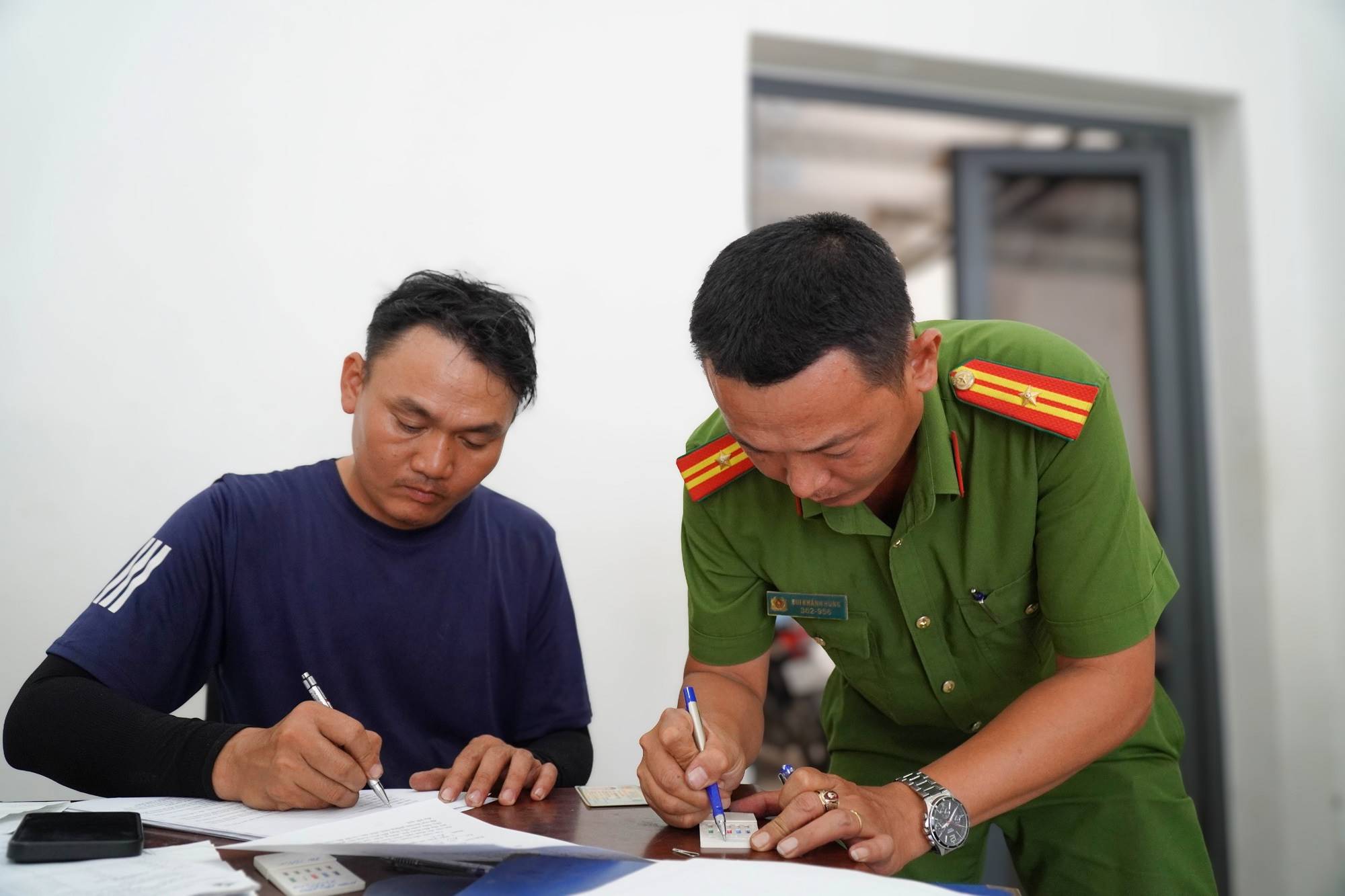 Người lao động ký cam kết chấp hành các quy định về phòng, chống ma túy. Ảnh: Đông Giang