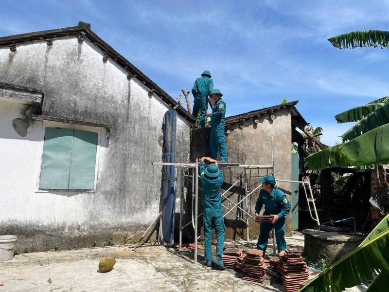 Chính quyền địa phương huy động quân đội, công an lập tức hỗ trợ dân sau trận cuồng phong.