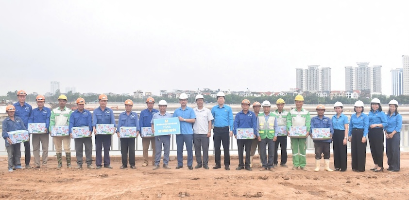 Líderes de la Federación Laboral de la ciudad de Hanoi visitan y entregan agua a miembros del sindicato y trabajadores el 27 de junio. Foto: Ngoc Anh