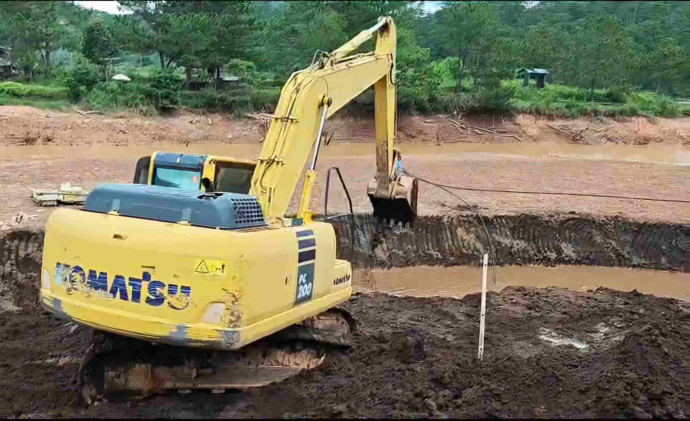 Thời điểm cơ quan chức năng kiểm tra có máy múc đang đào xới, lấn chiếm lòng hồ Suối Vàng. Ảnh: Phúc Khánh 