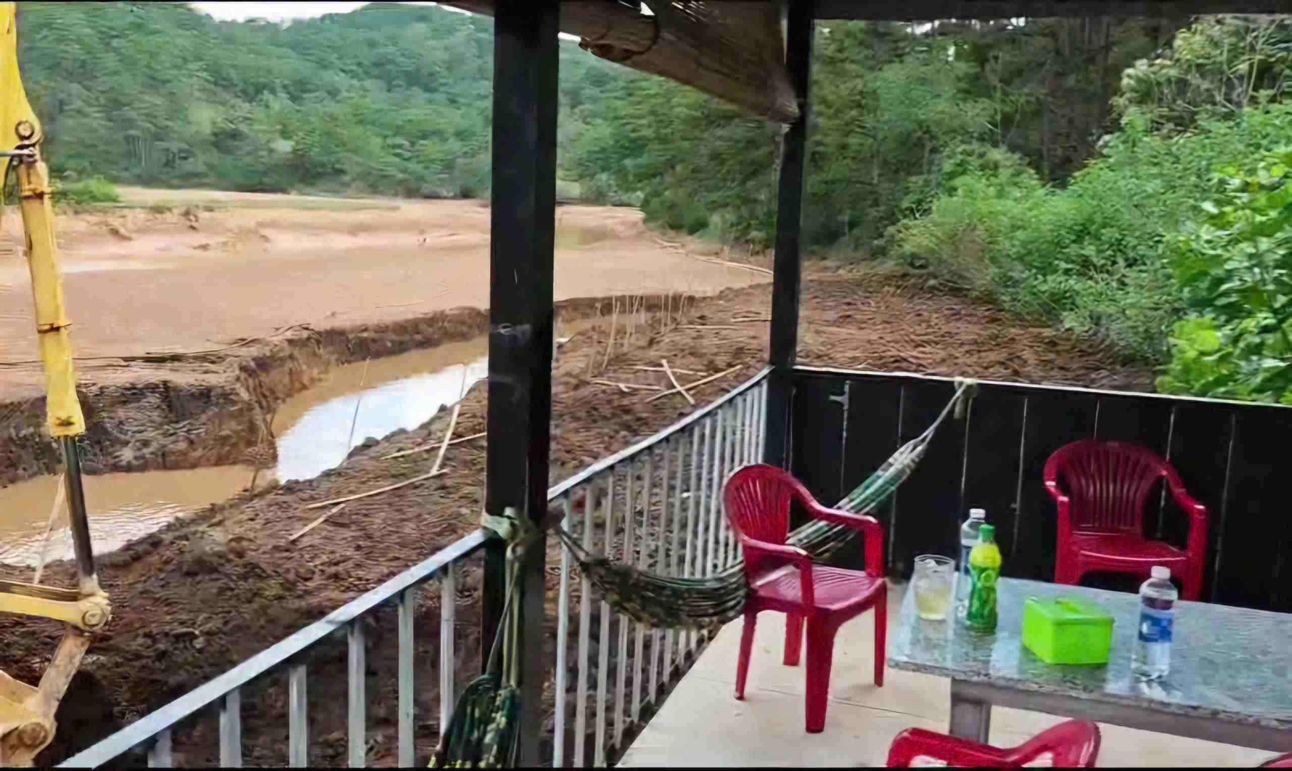 Căn chòi ông Sáng xây dựng lấn ra lòng hồ Suối Vàng cần được xử lý triệt để. Ảnh: Phúc Khánh 