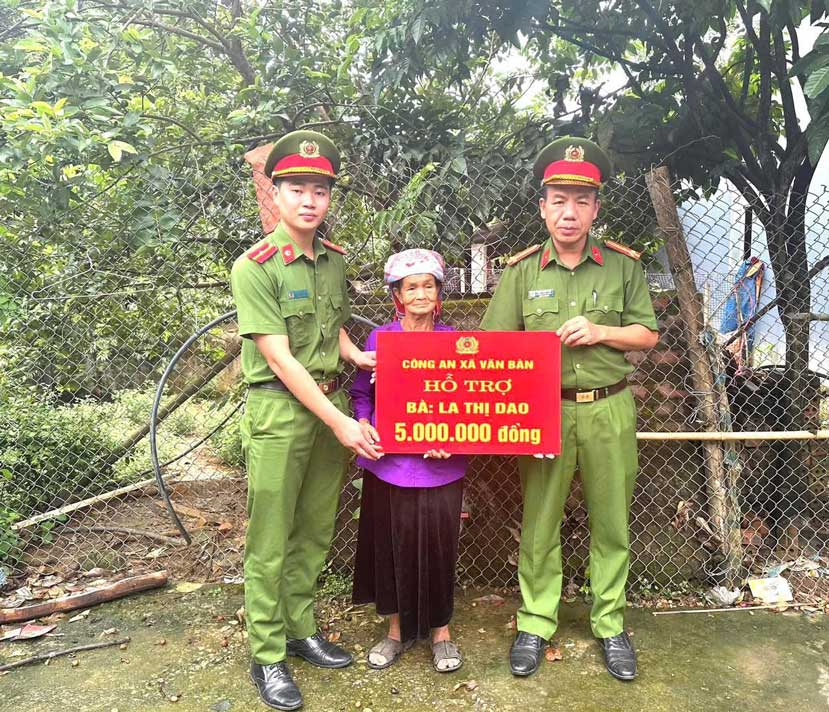 Van Ban Commune Police present 5 million VND to support and encourage Ms. La Thi Dao. Photo: Lao Cai Police