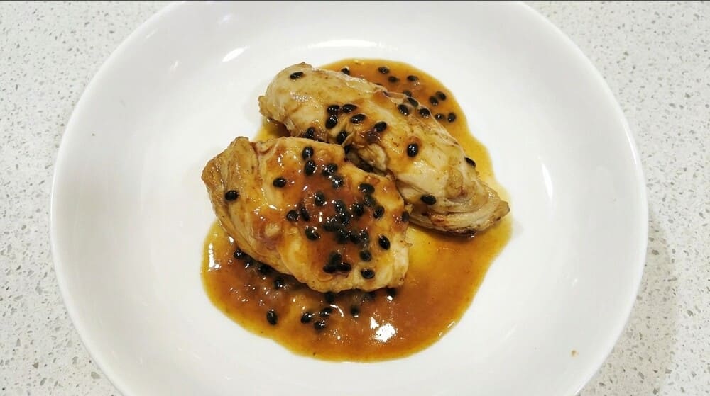 Delicious and nutritious pan-fried chicken breast for families to enjoy on weekends. Photo: Tuan Dat