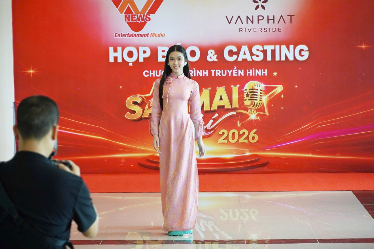 Las concursantes desfilan con confianza con trajes áo dài. Foto: Tạ Quang