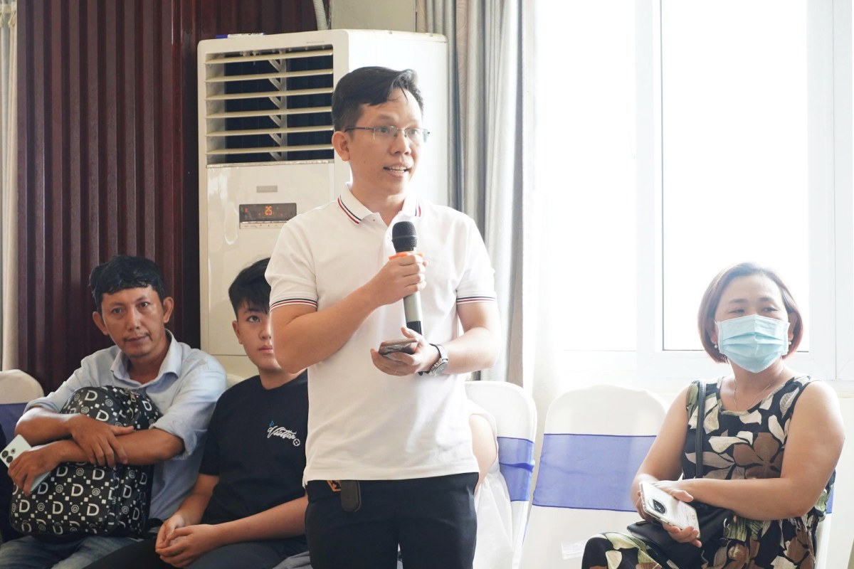 Phụ huynh có con dự thi đặt câu hỏi tại buổi họp báo.