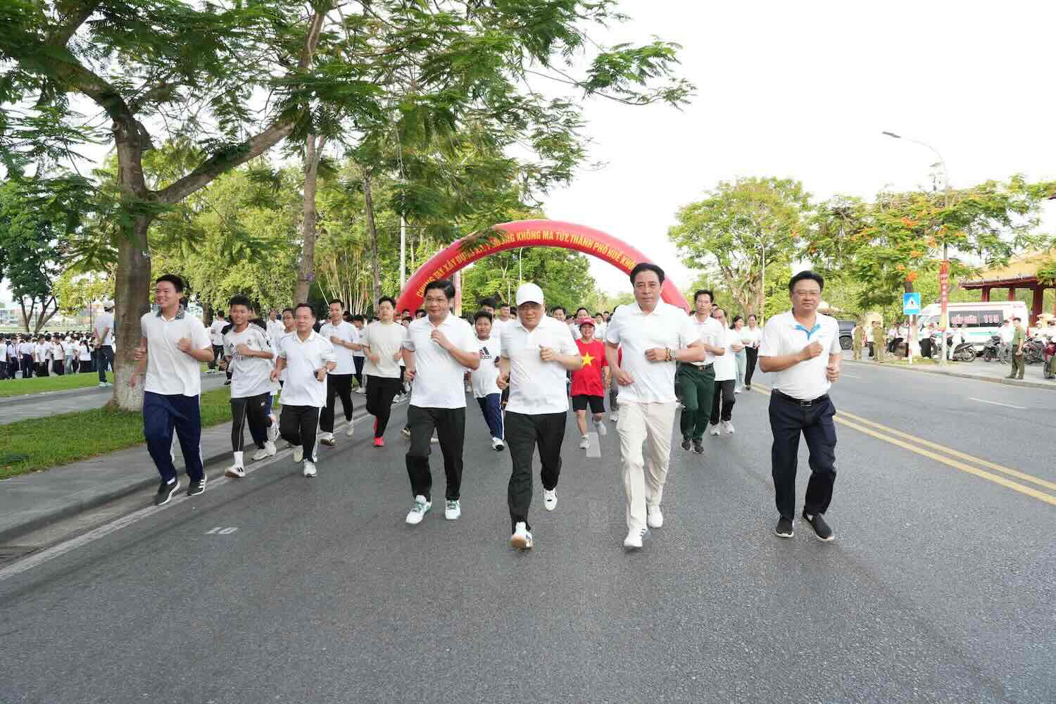 Thousands of people in Hue participate in the drug prevention and control response race. Photo: Tran Hong.
