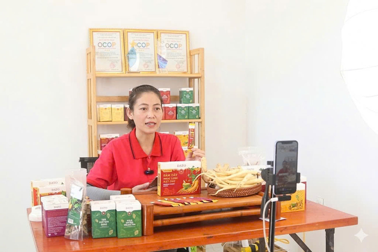 People promote OCOP agricultural products through digital platforms. Photo: Thanh Tuan