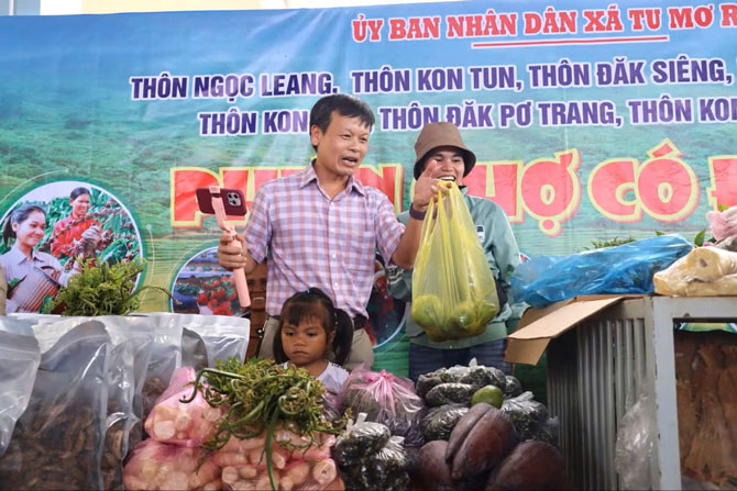 Xã Tu Mơ Rông cùng phiên bán hàng trực tuyến giúp người dân. Ảnh: Thanh Tuấn 