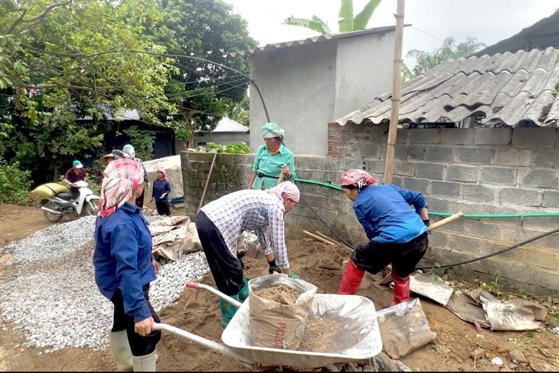 Không khí lao động khẩn trương, phấn khởi trên các tuyến đường ngõ xóm. Ảnh: Đinh Đại