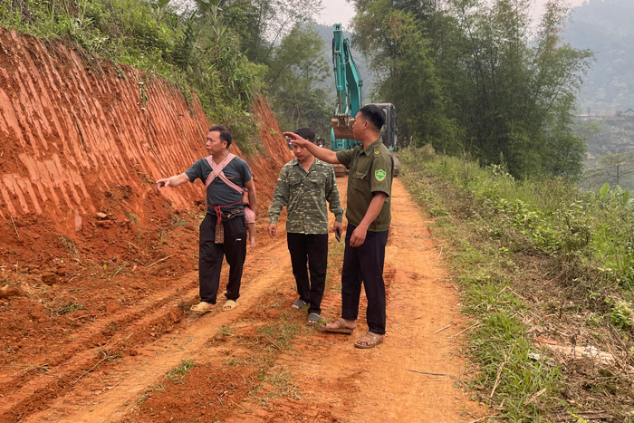 De nombreuses routes sont progressivement achevées, ouvrant davantage d'espace de développement pour les hauts plateaux de Lào Cai. Photo: Đinh Đại