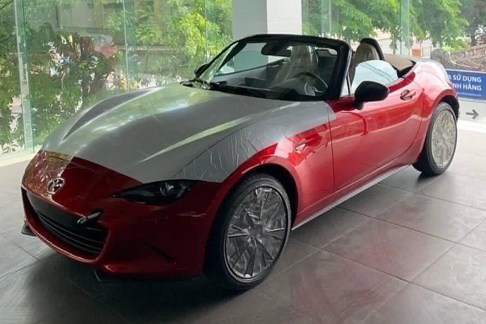 Mazda MX-5 uses a 2.0L engine, rear-wheel drive and two-seater configuration. Photo: Trieu Nguyen
