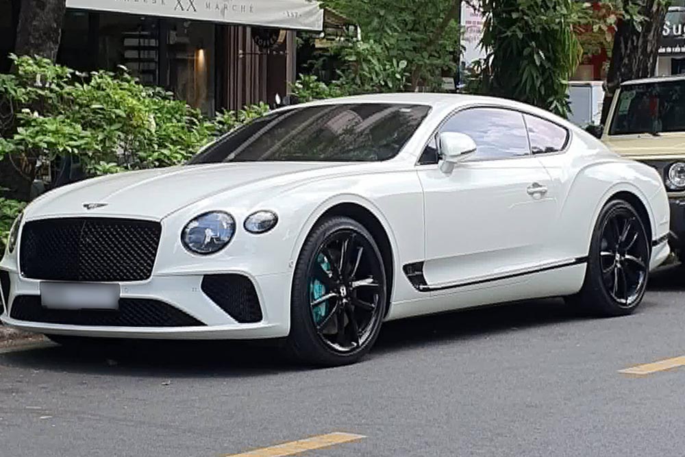 The Bentley Continental GT with the Blackline Specification package stands out on the streets of Ho Chi Minh City. Photo: Gia Thuan