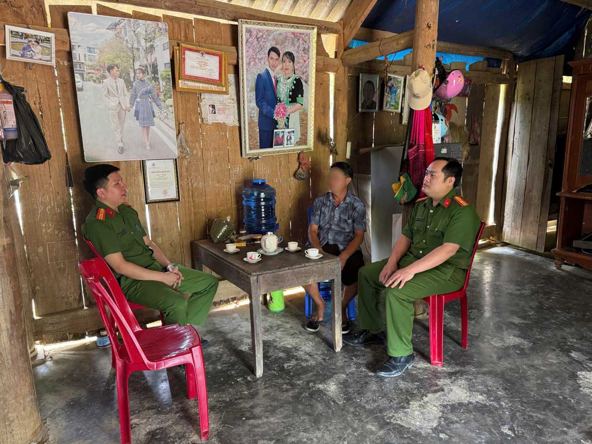 Directly meeting and encouraging people granted amnesty to overcome inferiority complex and strictly comply with the provisions of law. Photo: Lao Cai Police