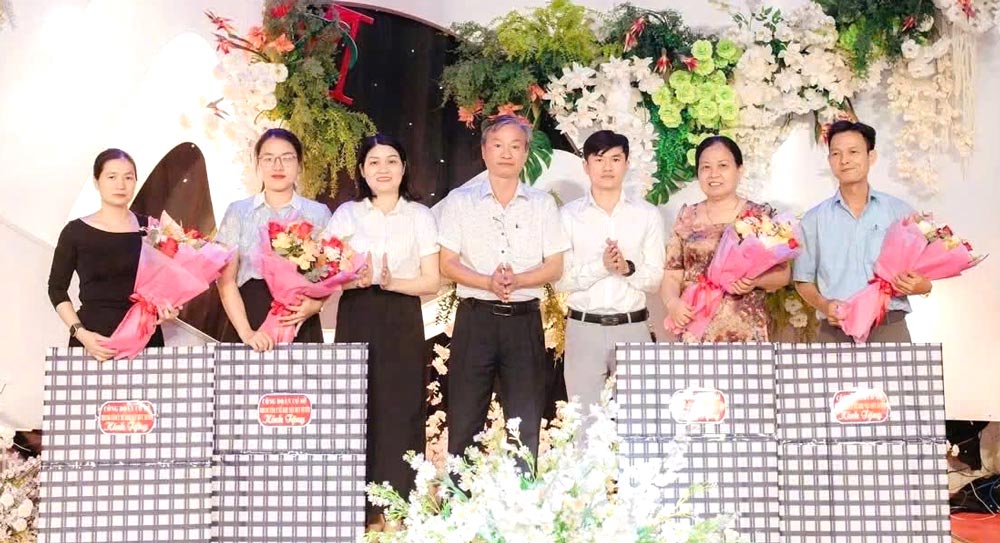 Công đoàn cơ sở Trung tâm Y tế khu vực Duy Xuyên (trực thuộc Công đoàn xã Nam Phước) tặng quà chia tay đoàn viên, người lao động chuyển công tác. Ảnh: Công đoàn Đà Nẵng
