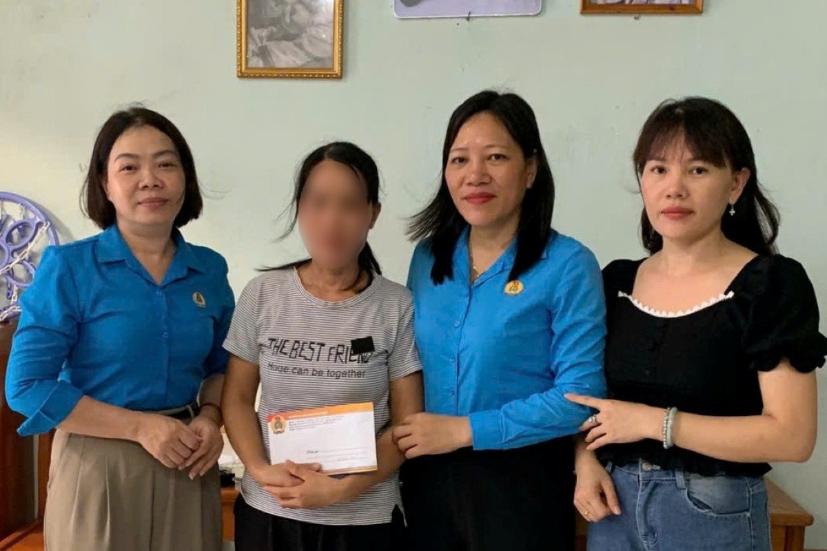 El sindicato visita y entrega apoyo a las familias de los miembros del sindicato que fallecieron a causa de enfermedades graves. Foto: Minh Hạnh