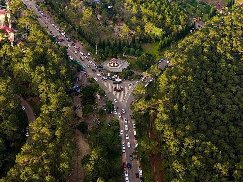 Les habitants et les touristes affluent à Măng Đen. Photo: Thanh Tuấn