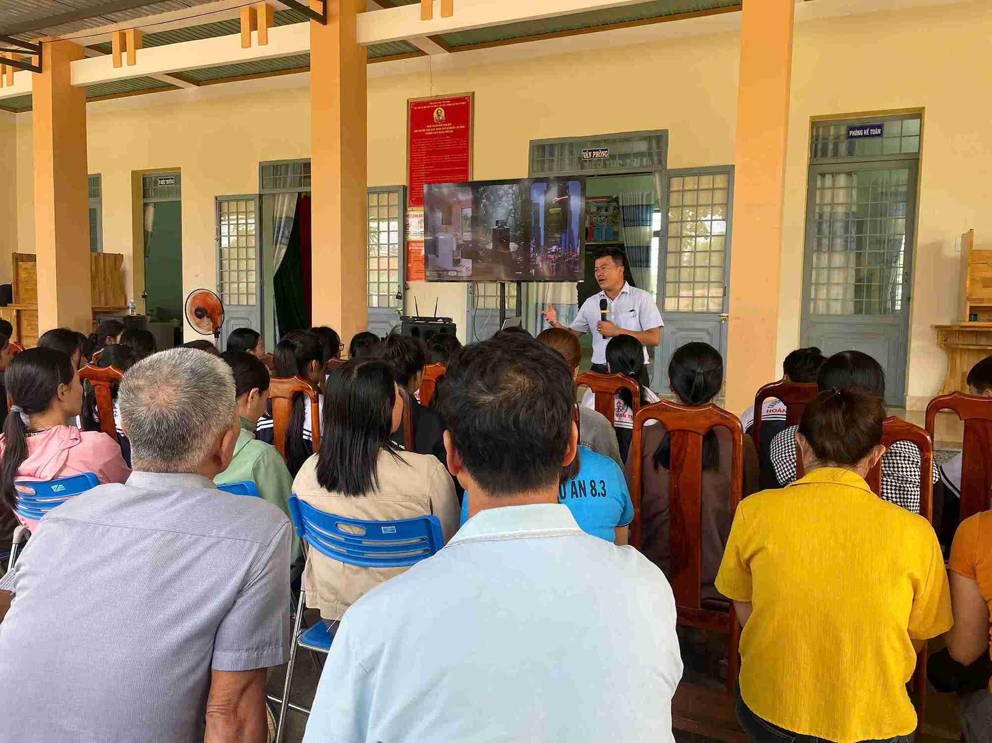 Các buổi tư vấn, giới thiệu việc làm giúp người dân ở xã Ea Riêng có thêm cơ hội có công việc ổn định, cải thiện cuộc sống. Ảnh: Bảo Lâm