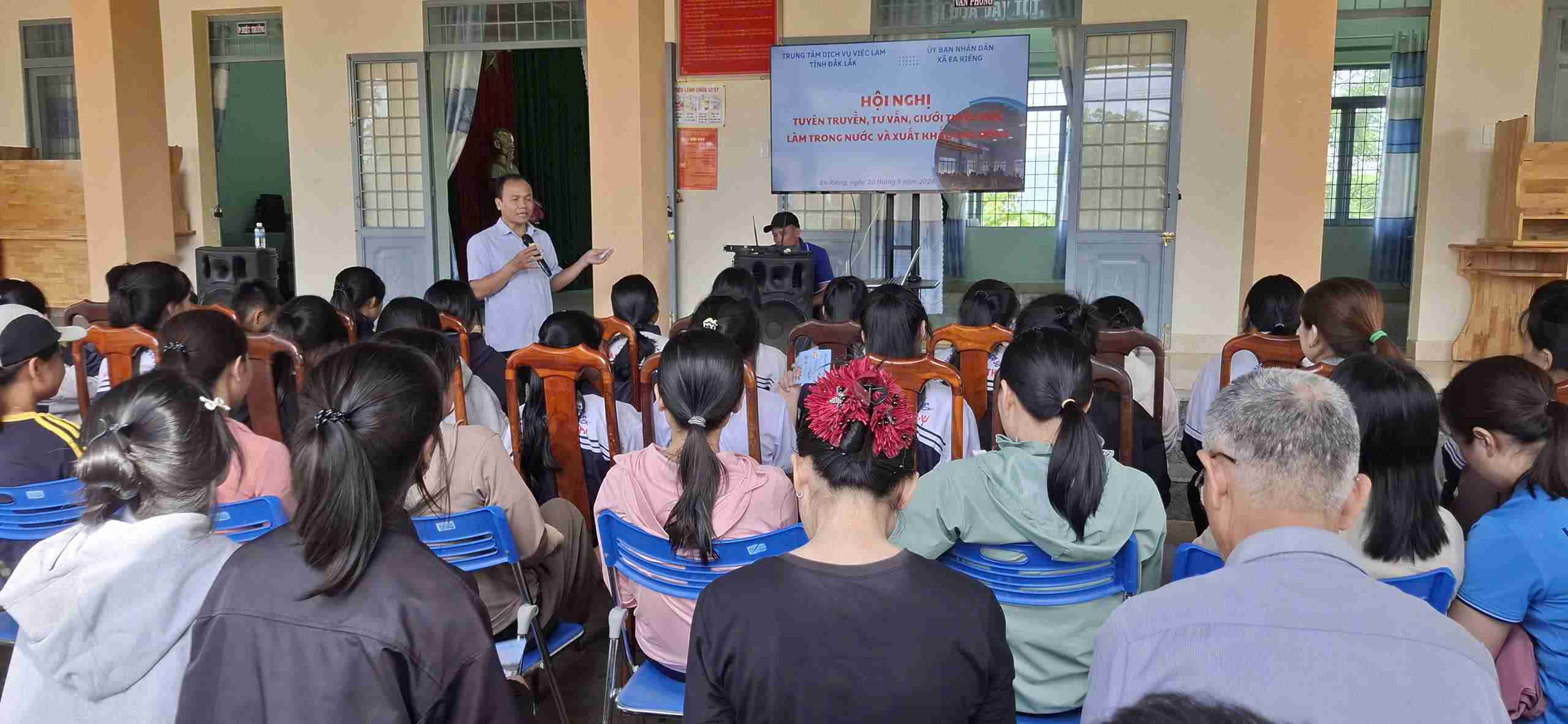 Functional agencies of Dak Lak province advise and introduce domestic and labor export jobs to people in Ea Rieng commune. Photo: Bao Lam
