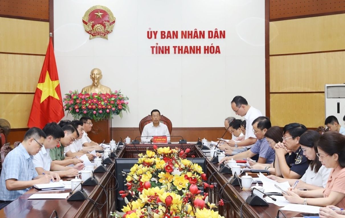 Thanh Hoa provincial leaders and departments discuss ways to increase budget revenue. Photo: Tran Lam