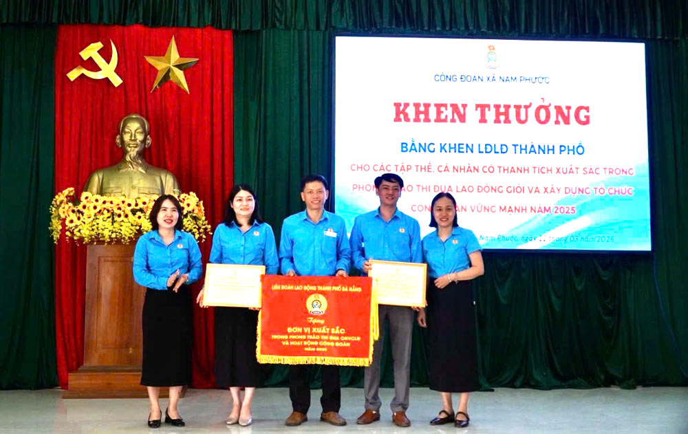 Liên đoàn Lao động thành phố Đà Nẵng tặng Bằng khen cho Công đoàn cơ sở Ban Quản lý Di sản Văn hóa thế giới Mỹ Sơn. Ảnh: Công đoàn Đà Nẵng