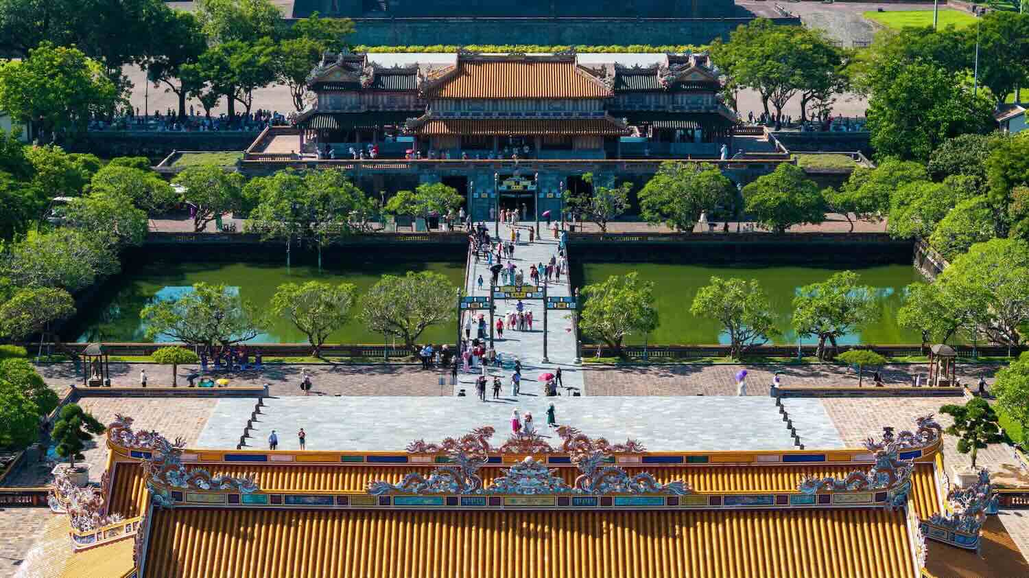 Tourists visit Hue relic. Photo: Xuan Dat.