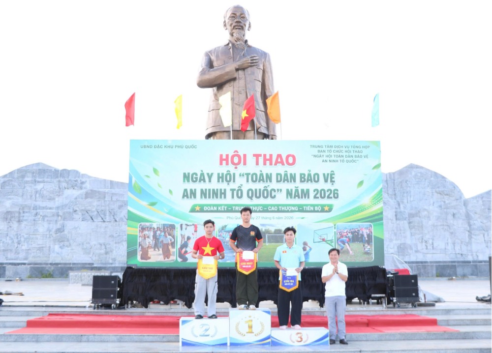 Ban Tổ chức đã trao thưởng cho các tập thể, cá nhân có thành tích xuất sắc. Ảnh: Tiến Dũng