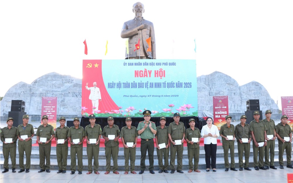 Major General Nguyen Van Han, Director of An Giang Provincial Police and Ms. Dang Thi Hong Gam, Standing Deputy Secretary of the Party Committee, Chairwoman of the People's Council of Phu Quoc Special Zone present gifts to forces participating in protecting security and order at the grassroots level. Photo: Tien Dung