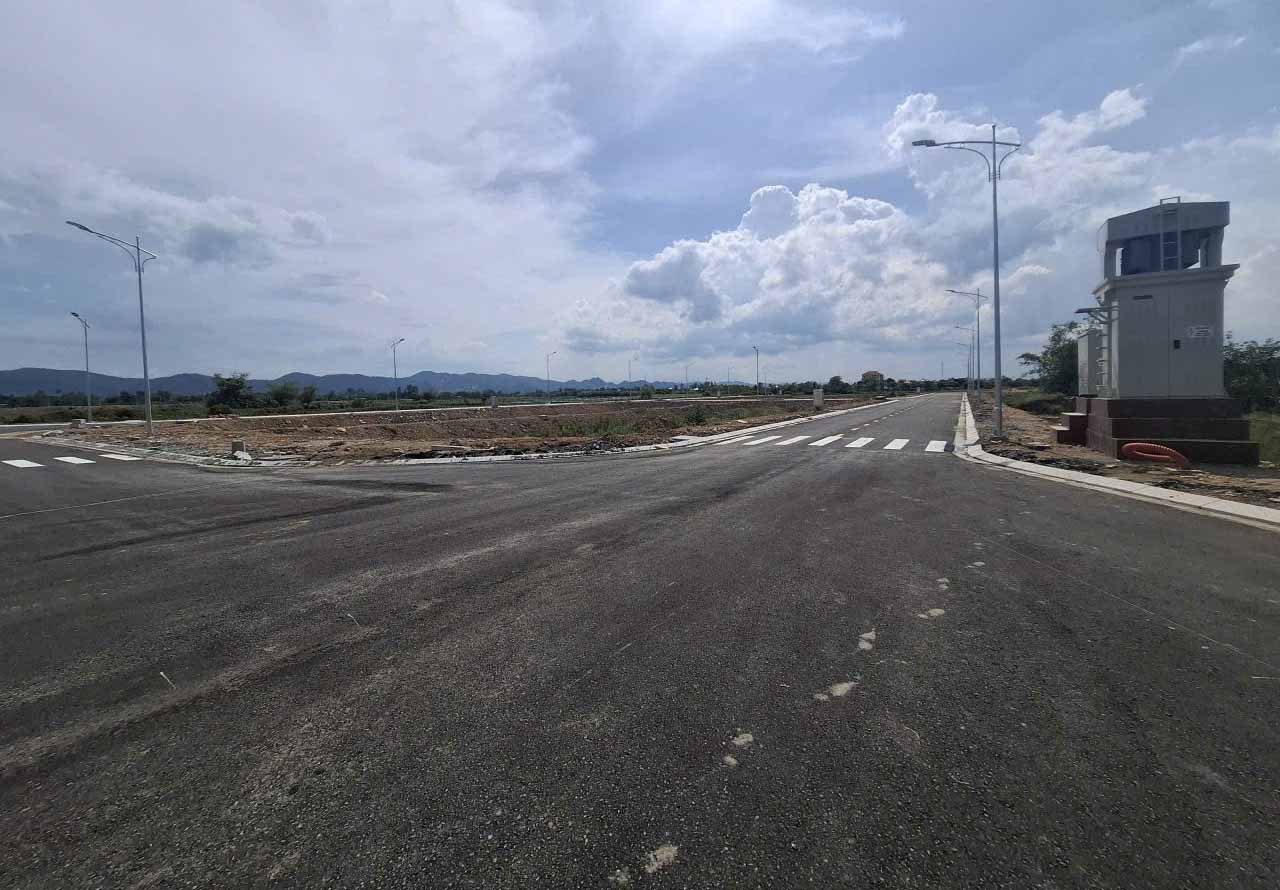 Trạm biến áp, hệ thống chiếu sáng đã được lắp đặt đầy đủ. Ảnh: Trần Tuấn